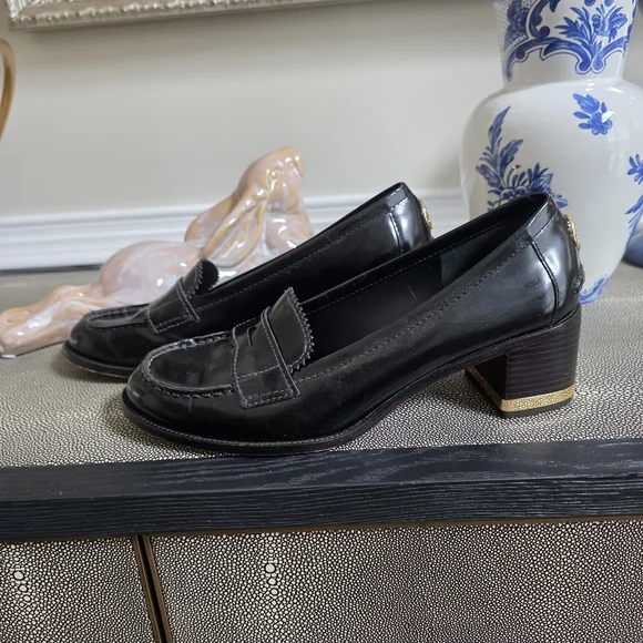 Tory Burch Black Leather Loafers with Gold Logo - Picture 3 of 7
